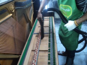 การขัดทำความสะอาดสายภายในตัวเปียโน